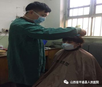 抗击疫情，理发师在行动 他她雅发型火柴厂店为白衣天使剪去长发烦恼