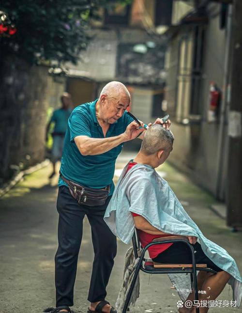 街道的10 元理发"小店"格外引人注目,没有奢华的装修,却有熟练的手艺